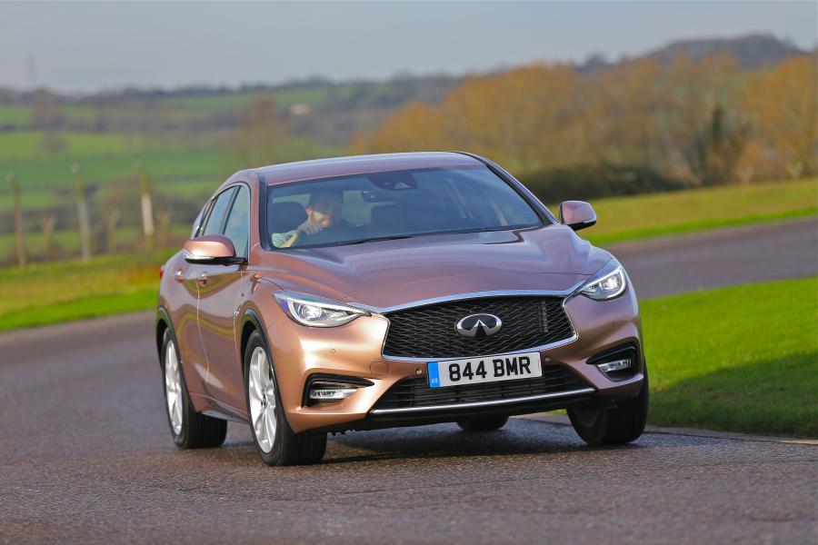  Infiniti Q30 2.2d AWD 2016 года  (UK) (фото 13 из 27)